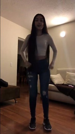 hermosa chica flaquita bailando