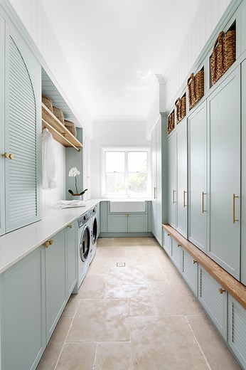A well-considered laundry renovation can turn a bleak, poorly planned room (kept hidden behind a closed door) into a beautiful space you may actually want to show off. It doesn’t matter whether you have a small laundry or a large laundry, a big budget or a tiny budget, we’ve got all the renovation tips you’ve been looking for. Tap the link now to see more https://bit.ly/42pPbKR Photography @threebirdsrenovations @suziappel_photo @simonwhitbreadphoto @villastyling Story @tahnimesann #laundry #lau