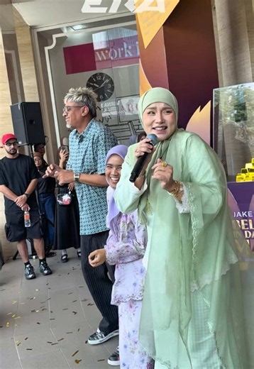 Meriah betul dekat Jakel hari ni!! Siap ada @amyrul_bakhtiar & @iamellymazlein sekali tauuuu, jangan main-main 😭 Orang ramai pun tak lepaskan peluang cuba nasib kaut gold bar! Korang bila nak try?! 👀 #ERARadioNo1PalingLegit