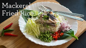 We're once again cooking with ingredients from mom's backyard! During my trip to Thailand, I had this dish at a small restaurant in Bangkok and just fell in love with its rustic simplicity. Ingredients used are no more than the very basic staples of any Thai home kitchen, and the flavours are light, fresh, and delicious. Simple garlic fried rice topped with the fish that is the epitome of simple Thai cooking: Short Mackerel. Served alongside a variety of fresh veggies and herbs, and you've got y