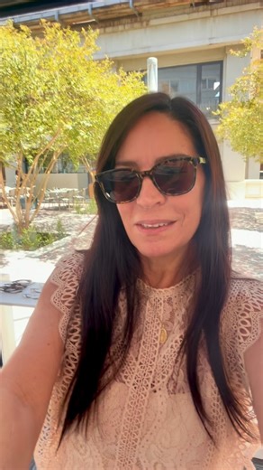 Cruz Herrera on Instagram: "Hoy les quiero presentar la Óptica Boutique Silvia Watermann. Está ubicada en las Galerías Chateau de Nordelta. Es una óptica de origen familiar con 41 años de trayectoria en el mercado. Se especializan en armazones de diseño exclusivo, seleccionados de diseñadores independientes de distintas partes del mundo. Trabajan con materiales poco convencionales y de alto valor estético: 👓 armazones de madera 👓 terciopelo 👓 cuero 👓 oro 👓con brillos 👓 combinaciones de col