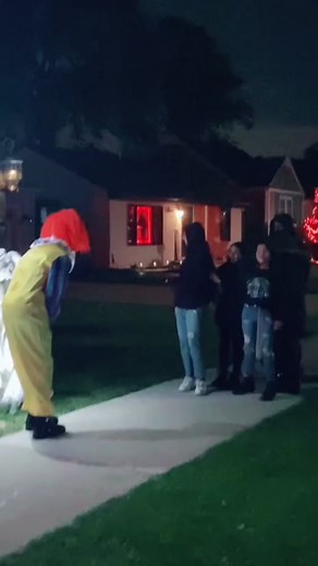 Pennywise was not amused 🤡 #halloween2022 #halloween #pennywise #horrortok