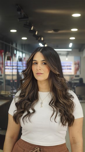 Sebastian Professional DR on Instagram: "Despide los tonos no deseados. 🚫 La mezcla de Sebastian Cellophanes Espresso Brown + Clear es la fórmula perfecta para neutralizar reflejos indeseados, perfeccionar el color y devolverle profundidad al cabello, sin comprometer el brillo ni la suavidad. Color más limpio, más balanceado y con un acabado glossy. 🤎✨ Apliación en @leahbeautyrd #SebastianProDR"