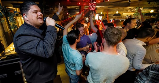 Vorige week voor 40.000 man, nu staat zomerhit-zanger Justen de Wildt ineens in Berlicums café: ‘Heel Nederland pikt ‘Cheerio’ op’