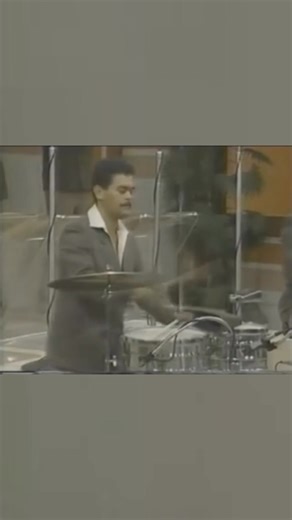 ¿Sabias que el himno trailero '' El camionero'' de Roberto Carlos, es inspirada en una película? 🚛❤️ Roberto carlos adapto una melodía country para homenajear a los reyes del volante, Capturando la soledad de la ruta y el amor a distancia constante. 🪽🏙️ Pero al año siguiente Frankie ruiz la convirtió en un éxito de la salsa 💃🔥 Y tu ¿Cual prefieres? 😉 #elcamionero #salsa #camioneros #musica #historias | Revista JR Trailers