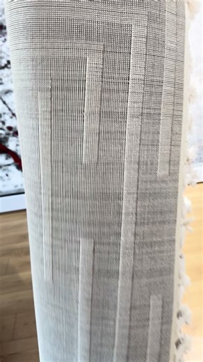 ✨ Tapet minimalist me reliev 3D Elegancë, pastërti dhe stil në çdo hapësirë. Dizajni gjeometrik krijon efekt vizual modern, ndërsa ngjyra e bardhë e butë ndriçon ambientin. Përshtatet në mënyrë të përkryer me arredime skandinave, moderne apo boho. 🩶 Lehtë për t’u kombinuar 🧼 I lehtë për t’u pastruar 🤍 Jep ndjesinë e qetësisë dhe luksit të thjeshtë | Tapeta rrugica