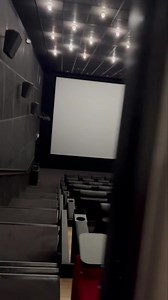 VI HAR FLERE OVERRASKELSER 🤩 Fra i morgen formiddag er også sal 4 klar til at tage imod 🙌🏻 Ligesom i sal 1 kan du vælge mellem ✨ LOUNGESÆDER med et lille bord på den bagerste række (disse sæder kan ikke lægges ned) ✨ Og i resten af salen LUKSUSSÆDER der kan lænes tilbage og nakkestøtten kan justeres til perfekt udsyn 👌🏼 Når du booker billetter kan du kende de ny-renoverede sale på den sorte baggrund 🔥 Programmet for resten af ugen er lagt ind - og vi har bestilt biograf-vejr ☔️ | Scala Sve