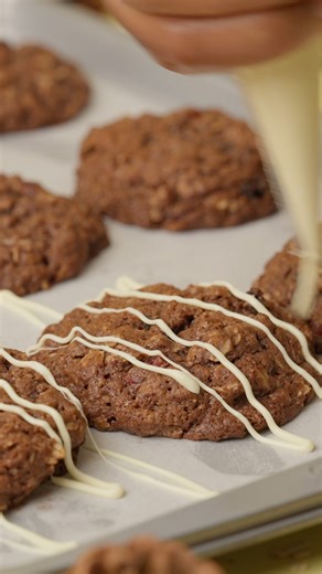 The Cocoa Circle on Instagram: "If cozy had a flavor, it would taste like cocoa craisin oatmeal cookies 🤎🍪 Ingredients - 130 g unsalted butter, room temperature - 70 g light or dark brown sugar - 40 g granulated sugar - 1 egg, room temperature - 110 g all-purpose flour - 10 g unsweetened cocoa powder - 120 g old-fashioned rolled oats - ½ tsp salt - ½ tsp baking soda - ½ tsp ground cinnamon - 75 g dried cranberries (Craisin) - 75 g raisins Instructions 1. Mix Butter and Sugars�In a large bowl, 