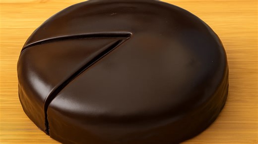 Make 4 Mouthwatering Chocolate Cakes Without an Oven or Eggs: Simple & Delicious!