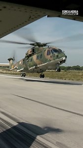 O EH-101 Merlin é um dos principais helicópteros da Força Aérea, essencial em missões de Busca e Salvamento, transportes médicos, transporte e apoio operacional, em terra e no mar. Operado pelas Esquadras 751 – “Pumas” e 752 – “Fénix”, o Merlin garante resposta permanente às emergências, 24 horas por dia, 365 dias por ano. Dedicação e compromisso. 🚁 "Para que outros Vivam" 🫡 | Força Aérea Portuguesa