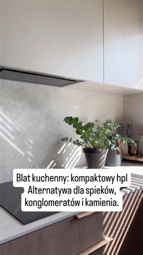 Architekt wnętrz | Corners Pracownia | Projekty | Wizualizacje on Instagram: "Blat kompaktowy HPL: Jeśli planujesz remont kuchni lub łazienki, na pewno warto poznać blaty HPL Compact. To nie jest zwykły laminat – to materiał do zadań specjalnych! Co sprawia, że jest tak wyjątkowy? Niesamowita trwałość: Mimo zaledwie 10-12 mm grubości, jest twardy jak skała. Odporny na uderzenia, zarysowania i intensywne użytkowanie. 100% wodoodporność: Zapomnij o spuchniętych krawędziach! Dzięki pełnej odpornośc