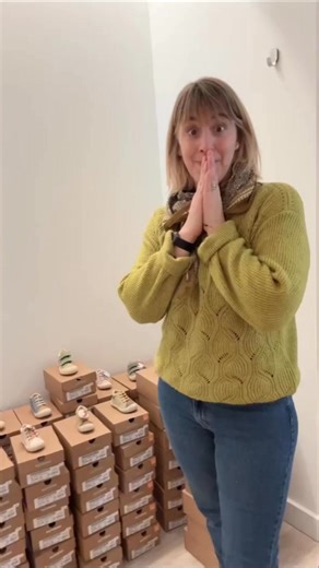 Nouvelle collection de chaussures Naturino 👉 des cartons 👉 des rayons à bouger 👉 un peu de ménage 👉 beaucoup d’entraide Avant que les chaussures arrivent bien sagement en rayon, il y a tout ce que vous ne voyez pas : on encode, on réorganise, on réfléchit, on bouge… toujours avec le sourire 💛 Merci à la super équipe (et à Camille pour l’encodage 💪) Et maintenant… place aux nouvelles chaussures 👟🌸 On a hâte de vous les faire découvrir en boutique ! | La Cabane des Lutins - Concept Store