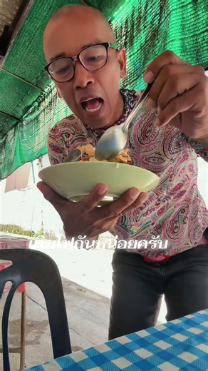 คะน้าหมูกรอบเครื่องแกงราดข้าว ที่ร้านป้าแดง ซอยธรรมธารา หลังวัดจันธาราม ท่าวัง เมืองนครศรีฯ