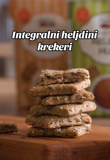 INTEGRALNI HELJDINI KREKERI 🫓🤎 Hrskavi, jednostavni i od sastojaka koje već imate kod kuće. Idealni za užinu, laganu večeru ili kao zdrava grickalica uz omiljeni namaz. Sastojci: 200 g Danubius mešavine brašna za heljdin hleb 200 g Danubius integralnog pšeničnog brašna 1 kašičica soli 1 prašak za pecivo 200 ml kisele vode 100 ml ulja Zamesiti testo, razvući tanko i iseći na kvadrate (5×5 cm). Peći 10 minuta na 200 °C. Od ove mere dobije se oko 70 krekera, odnosno dva velika pleha. I ono najvaž