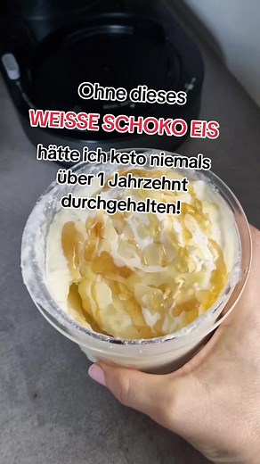 Werbung Mein Eiskanal heißt Keto.Creami ↪️ @Claudia | Keto Eis 🍨 ⛔️✅️ Ich hab nen Eisbuch geschrieben 😱 Check den Link in meiner Bio! Nur 9.70 plus Mini-Keto-Onlinekurs 🫡 Jetzt geht's aber los mit der Eisbasis ⬇️ Zutaten für 1 Becher: 200g Körniger Frischkäse 100ml Wasser 20g MCT Pulver weiße Schokolade Stevia ➡️ Kommentiere gerne, wenn ich dir die Frischkäse Marken mit nur 1g auf 100g abfilmen soll 📽🎬 💡 Das MCT Kollagen Pulver ist aus dem @KetoFitShop und ich habe 2 Codes für dich: ↪️ 10%