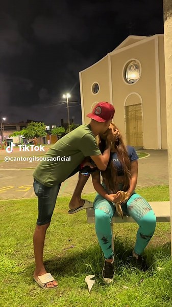 POV: você começa cantando e termina beijando 😳🎤💋 #apaixonado #romantico #serenata #viral #beijo