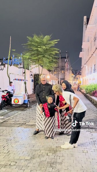 Monggo yg mau foto baju adat jawa Jika sudah deal DP terlebih dahulu PAKET SEWA BAJU ADAT More info wa ( 088996885577 ) 1. Adat 25.000/orang include baju komplit,hijab (tanpa asseoris),sandal bludru (untuk anak minimal umur 2 tahun) 2. Eropa 50.000/orang, include baju komplit, keranjang bunga/tongkat, asseoris kepala (untuk anak minimal umur 2 tahun) 3. Make up 60.000 / reguler Make up 150.000 / eksklusif 4. Sewa studio 130.000 durasi 15 menit 5. Sewa payung 10.000 PAKET FOTO BAJU ADAT A. Paket 