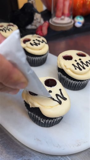 Halloween Skeleton Cupcakes! Bone-chillingly sweet 💀🧁 | Chefclub Network