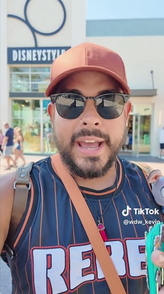 Disney Springs Pin Trading - August 2025 #DisneyWorld #DisneyParks #pintrading