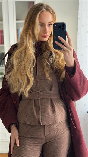 Kasia Bogaczyk on Instagram: "Kupiłam ten set pewnie z roku temu i ubrałam go pierwszy raz iiii nie wiem czemu tak długo czekałam 😅 Przepiękne to jest, jak nie obłędne. Takie perełki upolowane na Vinted cenię najbardziej 🤍 #vinted #grwm #ootd #fashionblogger #outfitinspiration"