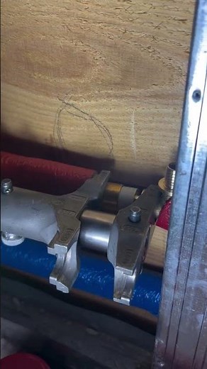 Close-Up: Connecting PEX Pipe to a Brass Fitting Te #plumbing #pushfittings #pexfittings #fittings