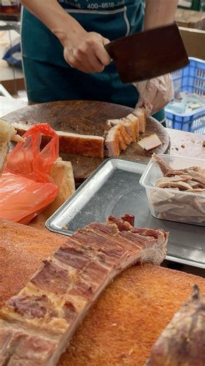 The Perfect Crunchy Roast Pork Cutting Moment