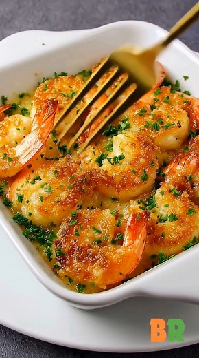 Lemon Garlic Baked Shrimp 🍋🦐 Easy family dinner with rich buttery comfort. 📝 Ingredients: 1 lb large shrimp, peeled and deveined (tails on optional) 4 tbsp melted butter 3 tbsp olive oil 1/2 cup panko breadcrumbs 3 cloves garlic, minced 1 tbsp lemon juice Zest of 1 lemon Salt & pepper, to taste Fresh parsley, chopped 🍴 How to prepare it: 1️⃣ Prepare the buttery mix: Combine melted butter, olive oil, garlic, lemon juice, and zest for a quick dinner idea and bright seafood flavor. 2️⃣ Season t