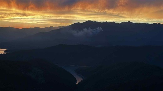 Peak Fire burns over 300 acres in Shasta-Trinity Forest as crews build containment lines