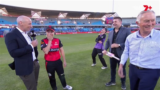 Sorry Sophie Molineux, you can't call 'heads' at the bat flip 😂 | 7Cricket