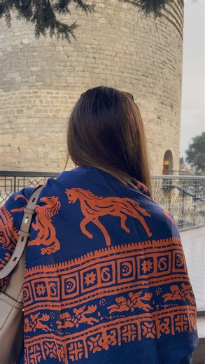 Bahar Ozen on Instagram: "Bana en çok gelen sorulardan biri: “Azerbaycan’a geliyoruz, hediye olarak ne alalım?” Anlamlı bir parça olsun isterseniz bu kesinlikle Kəlağayı olmalı.✨ \u00100 ipek Kəlağayılar için önerim 👉🏻 @kelagayim_ @galleryhayat mağazalarında çok fazla çeşit mevcut. Kaydedin, Bakü sehayatinizde lazım olacak.📌 🎥 Shot by @gunzey_photo Reklam #baku #kalagayi #kəlağayı #kelagayi #bakü #azerbaijan #azerbaycan #vizesizülkeler #bakı"