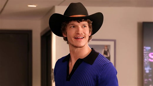 Connor Storrie “Makes Out” With Sarah Sherman and Mumford & Sons in Latest ‘SNL’ Teaser