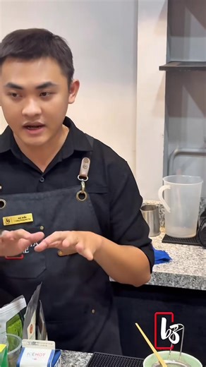 Tại sao phải rây bột matcha trước khi đánh? 1. Tránh vón cục ❌ Bột matcha rất mịn và dễ hút ẩm, nên hay bị vón cục khi bảo quản. 2. Hòa tan dễ hơn 💧 Rây giúp bột tơi ra, dễ hoà tan hơn trong nước nóng. 3. Tạo lớp bọt mịn đẹp ☁️ Bột mịn không vón sẽ giúp bạn đánh được lớp bọt đều, mịn như mây. 4. Cải thiện hương vị & kết cấu 🍵 Bột được rây tơi sẽ hòa tan đều, giúp hương thơm và vị lan tỏa tốt hơn. _________________________________ #Baristazone #dayphache #Barista #Trasua #dayphachechuyennghiep 