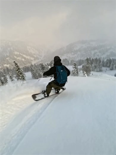 High-speed snowboard shred down the mountain with insane speed and power! Paired with heavy industrial beats. Pure adrenaline rush 🏂💥 Who's ready to hit the slopes like this? Drop a 🔥 if this gave you chills! #Snowboarding #Ski #WinterVibes #IndustrialMetal #ramshtein