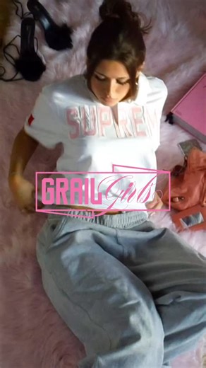 Hi Girls!🩷 Przedstawiamy nową serię – Grail Girls!! GG to przestrzeń stworzona dla dziewczyn, przez dziewczynę – miejsce, w którym streetwear łączy się z kobiecą energią, a sneakersy spotykają się ze stylem i pewnością siebie. GG to połączenie i naturalne dopełnienie świata Grail Pointu – nowa odsłona, która pokazuje kobiecą perspektywę w kulturze mody i streetwearu. W serii GG znajdziecie wszystko, co inspiruje nasze laseczki od: 🩷najnowszych trendów ze świata mody i streetwearu 🩷ciekawostek