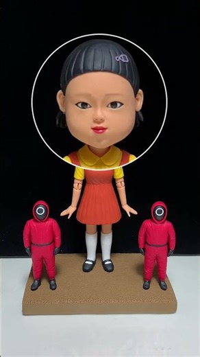 Handcrafted Clay Bobbleheads Enter Squid Game’s Red Light Green Light