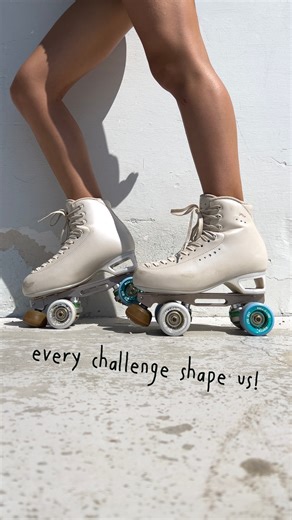 🌟OUR TUTORIALS🌟 Today we present the SPLIT JUMP 🔝🟡🔵 1️⃣ Prepare for takeoff. Build up speed with a few strides. Bring your skates together and bend your knees deeply, and swing your arms back to help propel you. 2️⃣ Jump and split. Explode upward, driving your arms up for momentum and balance. Kick your legs into a split position mid-air, keeping your back straight, chest up, and toes pointed. 3️⃣ Bring legs together. On the way down, quickly and forcefully bring your legs back together to 