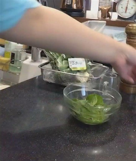 ニンニク🧄と生バジル葉でフレッシュバジルソース #パスタソース