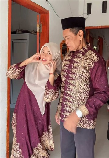 Batik Couple Cantik untuk Kondangan: Inspirasi Sarimbit Modern