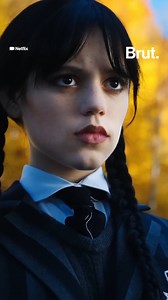 La famille Addams revient dans une nouvelle série avec la fille Mercredi dans le rôle principal. Et pour Tim Burton, réalisateur des premiers épisodes, voici pourquoi ce personnage est vraiment spécial… | Brut