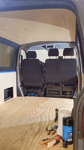 The conversion of the grey T6 Transporter is almost done. Quick recap on what was done last week, mostly the satisfying part of moving the different units inside the van. Don't be fooled by how fast it might look ;) Sigma layout, for sale soon. L'aménagement du T6 gris est presque terminé. Aménagement Sigma entièrement équipé, bientôt à vendre. #fourgonaménagé #t6camper #vanaménagé #vaninterior #vanbuild | Serge Propose