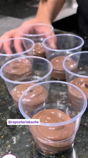 🤩 Éste postre solo con 3 ingredientes que me hacen ganar más 👀 Y gasto Menos de lo que vale un café… ¡y mira lo irresistibles que se ven! ☕✨ Antes pensaba que para que mis postres se vieran “profesionales” tenía que gastar mucho dinero en empaques, pero la verdad es que con los truquitos correctos se puede vender bonito sin gastar tanto. A la gente le entra por los ojos 😍 y cuando ven un postre bien presentado, lo compran sin pensarlo dos veces. 💡 En mi guía “Postres en vaso, un Negociazo” t