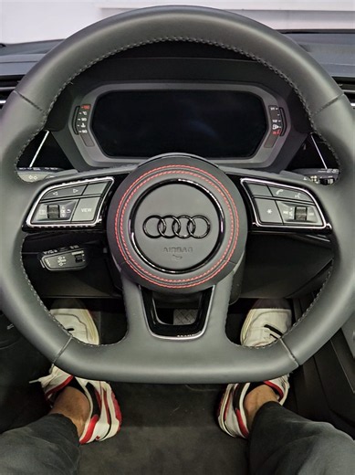 Volante tagliato in configurazione full pelle, in abbinata con cover in pelle con cuciture rosse e dettagli in nero lucido #pelle #rosso #volante #nero #audi