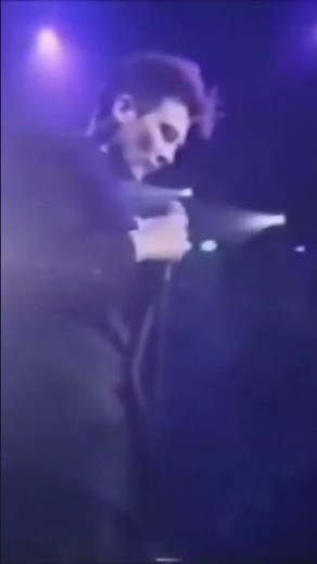 k.d. lang with "Crying" in tribute to Roy Orbison