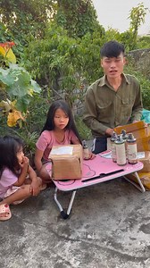 1.1M views · 14K reactions | Cô chú anh chị thương ủng hộ bố con e 1 đơn cho hết nha . Mỗi đơn hàng bị hoàn là mất tiền sữa , tiền đóng học cho các con ..., dầu gội giúp trị giảm rụng tóc , trị gàu ngứa , gàu mảng , giúp tóc mọc nhanh và nhiều tóc con . Cảm ơn cô chú anh chị rất nhiều #gatrongnuoicon | Gà Trống Nuôi Con | Facebook