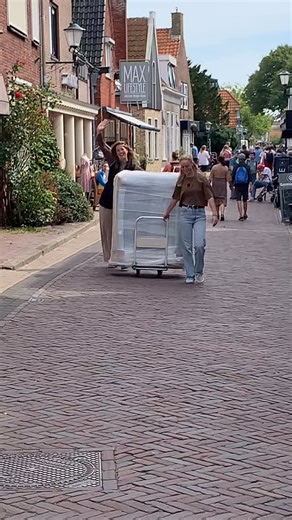 JAAAAA wij hebben weer een nieuw model bank in de winkel staan!! 🧡🧡🧡 Hij is te leuk, en hebben hem zelf al goedgekeurd 😍 Kom gezellig proefzitten en vraag naar de mogelijkheden, de bank is namelijk helemaal zelf samen te stellen doormiddel van losse elementen die je aan elkaar kan koppelen. ( Ook snel in de webshop te vinden ) #texel #stek #denburg #conceptstore #leukstewinkelvantexel #interior #new #bank | STEK conceptstore