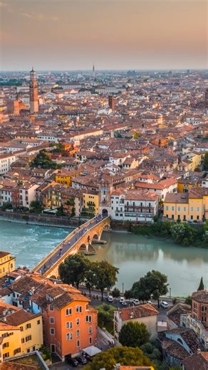 Mit wem möchten Sie Ihre nächste Reise erleben? Ganz gleich, wohin es geht – Italien erwartet Sie. Buchen Sie Ihren Flug mit Air Dolomiti noch heute. | Air Dolomiti