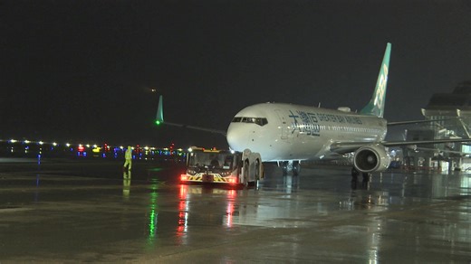 【✈️🔥飛機事故及救援演習順利完成 Successful completion of aircraft crash & rescue exercise】 香港國際機場今日凌晨舉行大型飛機事故及救援演習，全面測試跨部門協作同緊急應變能力。💪 今次演習共有超過1 000名來自20多個機構及政府部門嘅代表參與，充分展現團隊合作精神。 演習模擬一架客機喺中跑道起飛時發生事故，偏離跑道並起火。香港機場管理局即時啟動緊急應變中心，協調救援、醫療、傷者運送同其他支援行動。 👉 即刻去片，睇吓今次演習嘅實況！ #香港國際機場 #飛機事故及救援演習 Early this morning, HKIA carried out a larges-cale aircraft crash and rescue exercise to test cross-departmental coordination and emergency response capabilities. 💪 Over 1,000 representatives from more than 20 organisations and