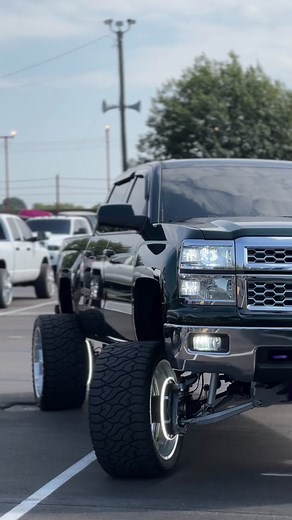 Showcasing Flawless Lifted Trucks at Nationals