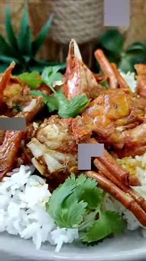 ✨Carry crabes ek camarons (grosses crevettes), ôté ça lé bon ! rolala 😅 avec du riz blanc et une p'tite sauce citron bien pimenté. En partenariat avec : Comptoir du Surgelé Abonnez vous à leur compte, il y a une belle gamme de produits, pour toutes les bourses. Voici les adresses des Comptoirs du Surgelé chez nous à La Réunion 🇷🇪 👇 - SAINT LOUIS, au 5A, avenue du Dr Raymond Vergès. - SAINT DENIS, au 2 rue de l'Amitié - ZAC Triangle. - BRAS PANON, rue des Lilas, zone artisanale. ✅ Pour toutes