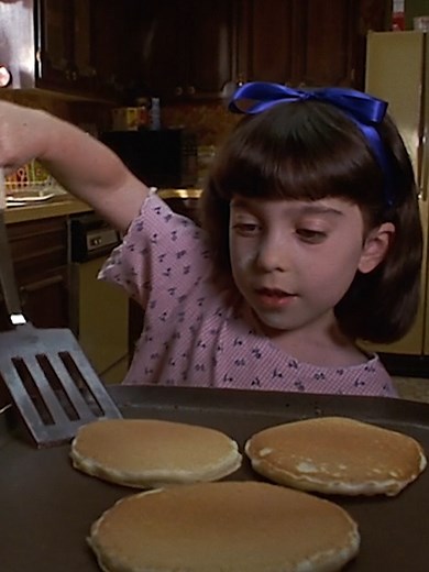 we cannot hear this song without thinking of this scene 🙃 Happy #PancakeDay! #Matilda #fyp #MoviesToWatch #MovieTok #FilmTok #MovieScene
